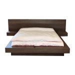 Κρεβάτι Walnut από καπλαμά φυσικό δρυ. Η διάσταση του κρεβατιού μπορεί να διαφοροποιηθεί ανάλογα με τις ανάγκες του χώρου σας. Το χρώμα στο ξύλο είναι της επιλογής σας.