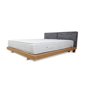 Κρεβάτι Walnut από καπλαμά φυσικό δρυ. Η διάσταση του κρεβατιού μπορεί να διαφοροποιηθεί ανάλογα με τις ανάγκες του χώρου σας. Το χρώμα στο ξύλο και στο ύφασμα είναι της επιλογής σας.