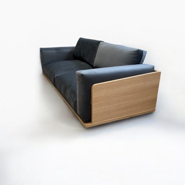 Καναπές τριθέσιος από σκελετό καπλαμά δρυ και MDF 31 χιλιοστών με δυνατότητα αλλαγής της διάστασης αλλά και του υφάσματος