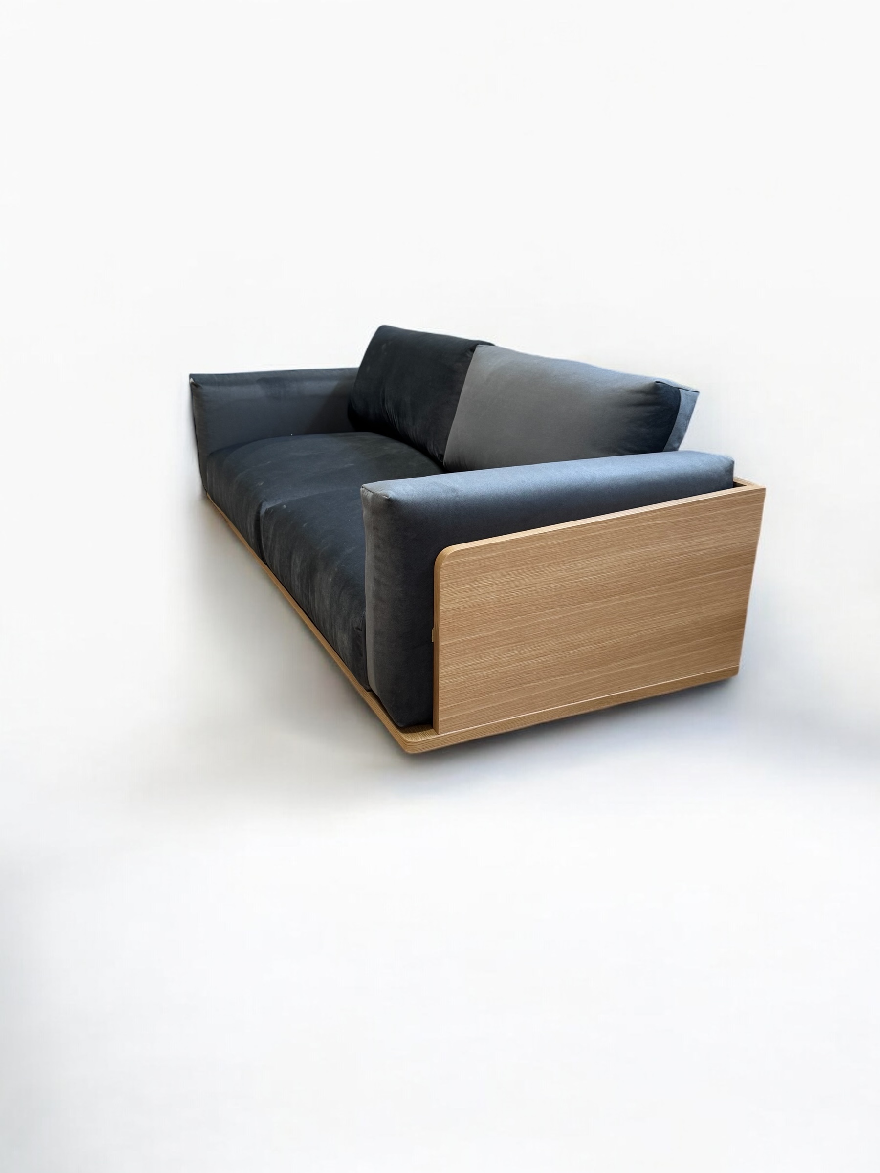 Καναπές τριθέσιος από σκελετό καπλαμά δρυ και MDF 31 χιλιοστών με δυνατότητα αλλαγής της διάστασης αλλά και του υφάσματος